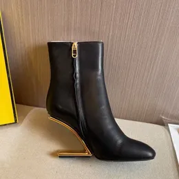 Klasik Tasarımcı Kadın Botlar Cowhide Fermuar Metal Boot Boot% 100 Deri Lady High Topuklar Sonbahar Kış Kalın Topuk Kadın Ayakkabıları Mektuplar Ayakkabı Büyük Boyut 35-39-41-42