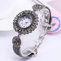 Нарученные часы ретро -серебряные серебряные дамские дамы браслет женщин смотрит роскошные strinestone Quartz Clock Dames Horloges