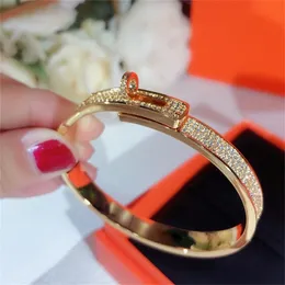 Bangle Fashion Personality Versatile Buckle Armband Trend Women Neutral AAA Zircon Shining Gold Copper High End smyckemärke #4590 220912