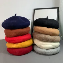 ベレー帽の女性デザイナーファッション秋と冬のウールフリースレター印刷帽子