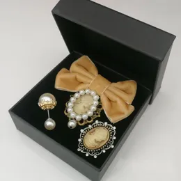 دبابيس عتيقة Vintage Velvet Bow Crystal Rhinestons Cameo Brooch للنساء المقلد