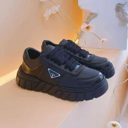 Scarpe eleganti 2022 nuova cravatta biscotto muffin di fascia alta della coppia con la suola spessa piccola famiglia P bianca etichetta triangolare scarpe da tavolo casual