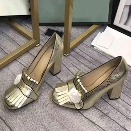 Sıradan ayakkabılar kadın sandalet tasarımcısı sandalet yüksek topuklu elbise ayakkabıları kalın topuk güzel moda deri gelin altın tembel