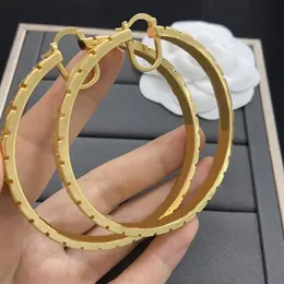 Kvinnor Hoop Earrings Designers Gold Earring Fashion Big Circle Simple Jewelry Luxurys Letter v Stud Earring Hoops Wholesale