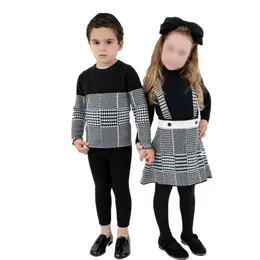 Familjsmatchande kläder i Stock Kids Sweaters Brother Sister Mathcing Sticked Clothes Plaid Knit Pullover Tops A Line Kirt Baby Strappy Pants Bloomers 220915