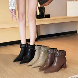 5223-1 Sandaler Sexig nattklubb Slim Grov Heel High Point Stacke Belt Lapel Side Zipper Short Boots Women's