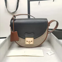 Luxurys designers hänglås halv måne kvinnor axelpåsar handväska handväska plånbok crossbody tote sadel väska plånböcker plånböcker handväskor totes ryggsäck lady makeup