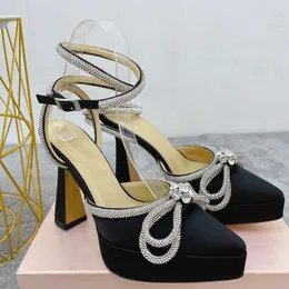 Slingbacks klädskor mach kvinnor sandaler bowtie crystal strass lyxdesigner satin 11,5 cm hög häl bröllopsfest sandal plattform