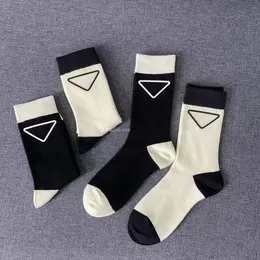 2022 مصمم للرجال والنساء Socks العلامات التجارية الفاخرة الرياضية الشتوية الرسالة المتماسكة الجوارب القطن 4pcs/الكثير مع صندوق