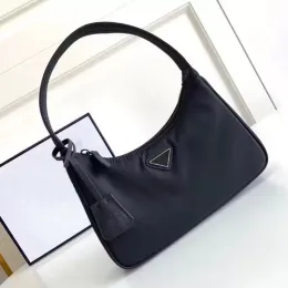 Berömda varumärke nylon hobo axelväskor underarmspåse lyx designer kvinnors handväska retro tramp tjej mode casual purses 2371