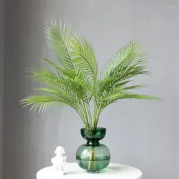 Dekorativa blommor stora konstgjorda gröna växter palmträd lämnar gren för hembesvärande kontor el dekorationer tropisk falsk växt