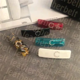 Rhinestone Letter Barrettes fyrkantiga elastiska hårklämmor Enkla leopard hårnålar designer G Barrettes utan låda