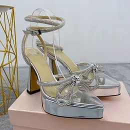 Mach Glitter Bowties Vestido Sapatos Bombas Cristal Enfeitado com strass Sapatos noturnos carretel Saltos sandálias femininas salto alto Calçado de fábrica com alça de tornozelo de luxo
