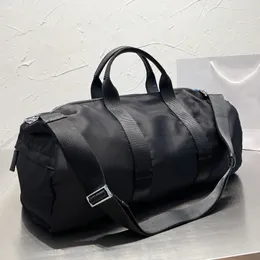 Renylon Saffiano Leather Duffle Bag Symbole broderade Jacquard tygp￥sar emaljerad metall triangellogo avl￤gsnande nyckelring Nylonlogotypfoder b￶r O24D#