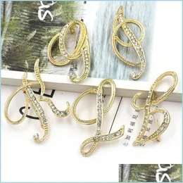 دبابيس دبابيس 26 رسائل DIY Brooch Women Women Rhinestone Suit Label Pin Fashion Jewelry Association for Gift Party C3 Drop