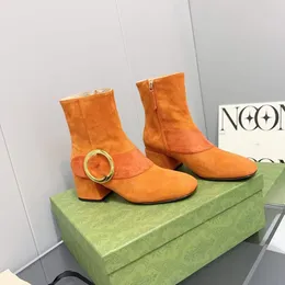 Stivaletti da donna di design europeo Martin stivali con fibbia ad anello decorativi su scarpe classiche in pelle di pecora morbida lettera in pelle spessa con tacco grosso