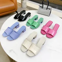 2022 Pantofole da donna di moda Sandali di design di lusso Tacchi alti in vera pelle Piatto Una parola Fondo spesso Metà tenuta Gelatina Infradito Suola in gomma 35-41