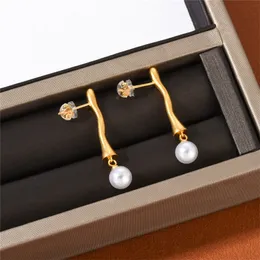 French Ins nischdesign stud oregelbunden grenform hängande pärlörhängen enkel personlighet mode all-match smycken tillbehör