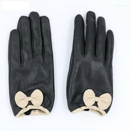 Fem fingrar handskar fjärilskvinnor äkta läder berör perforerad tunn sektion fårskinn kör handled vinter hane