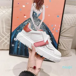مصممة امرأة أزياء أحذية عرضية مطاطية النساء hommes أبيض العجل منصة الدانتيل لاصق ملصقات ملحم حذاء رياضة لسان مريحة