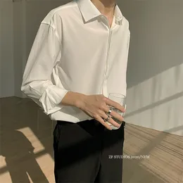 Camicie casual da uomo Camicie da uomo sexy in seta di ghiaccio Camicie da uomo di alta qualità Drape Tinta unita Camicia a maniche lunghe bianca Harajuku allentata per uomo Streetwear giapponese 220921