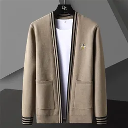 Męskie swetry haftowe pszczoły Koreański kod swobodny elegancki jesienny trend Abrigo Hombre Clothing 220920