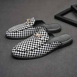 Мужчины перетаскивают модные туфли личность наполовину черно -белая клетчатая клетка Pu One Pedal Baotou, выставленная на каблуке.