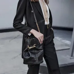 Emmanuelle Small Bucket Bag DrawString Closure Carre Quilted 엠보싱 파리 서명 Le Maillon Hook Shoulder Bags Joe Luxury