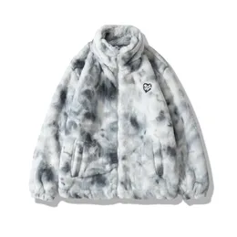 Hip Hop Winter Faux Fur Fleece Down Jacket Streetwear Men Harajuku Tie Dye Heart Fuzzy Jackets Quart Coats 2022 Casuais com zíper