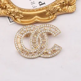 Lyx kvinnor designer märke dubbel bokstav broscher 18k guld pläterad inlagning kristall strass smycken brosch ihålig pärlstift brud gifta bröllop festtillbehör