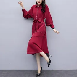 Damskie okopy płaszcze damskie czerwono-wietrzna sukienka wiatrówka w średnim długości 2022 Autumn Koreańska kurtka Kobiet Kolejna kołnierz długa koszulka płaszcz
