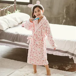 Towels Robes Fashion Kids Bath Winter Children Bathrobe Cartoon Flannel Bathgrowns Girls Soft Belt Pyjamas Szlafrok Peignoir 220922