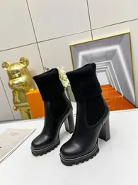 9.5cm High Heels Boots Fashion مريحة مستديرة أصابع القدمين أحذية الكاحل Stiletto مصمم العلامة التجارية الفاخرة القصيرة مصمم أحذية المرأة الحجم 34-43 2022 جديد