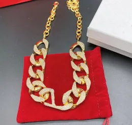 Guld personliga örhängen för kvinnor båge fulla diamanter V-bokstavsskylt enkel cirkel örhänge stud mode överdrivna örhängen Designer smycken WEE222