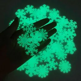Decorativo 50 pezzi Adesivo murale luminoso con fiocco di neve che si illumina al buio adesivo per camerette per bambini camera da letto decorazioni natalizie Navidad 2022