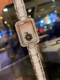 Классический Hollow Camellia Quartz Watch White Mother of Pearl Dial Женщины из нержавеющей стали Премьера.