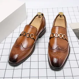 أحذية Brogue Loafer Men Solid Pu ing منحوتة مشبك معدني مدبب أعمال حفل زفاف عارض يوميا AD210 A393 WEDD