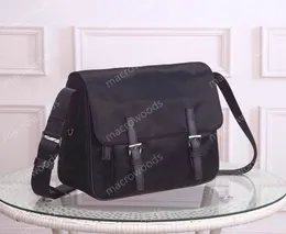 Mens Black Nylon Messenger v￤skor Designers Crossbody Bags mode sm￥ axelv￤ska klaffar med handv￤ska korsbodi lyx man handv￤ska fast f￤rg duk unisex