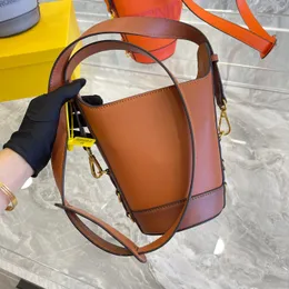 Luxury Designer Bag axelhandv￤skor f Kvalitet H￶gmodig kvinnliga pl￥nb￶cker Koppling Totes Crossbody Cowhide DrawString Hucket Bags Ladies Purse 5a Handv￤ska