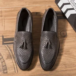 Loafers klassiska vävda män skor herrar mönster pu rund huvud tassel en pedal affär casual bröllop fest dagligen 83