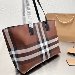 Luxurys Designers Bags Women Thetes Shourdled Bag Striped Design Parce Capacity Messenger Bags Classic Style Fashion Handbag Lady Handbag