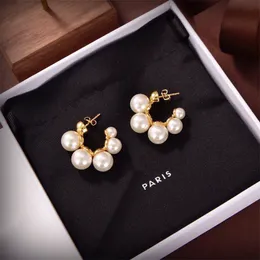 2024 Brancas de moda de garanhão Brincos Ear Studs Designers de alta qualidade Brincando jóias de pérolas douradas para mulheres presentes de festas de casamento