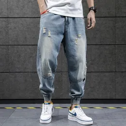 Herr jeans sommar rippade mode överdimensionerade lösa koreanska elastiska midja ankel längd harem denim för män byxor 220923