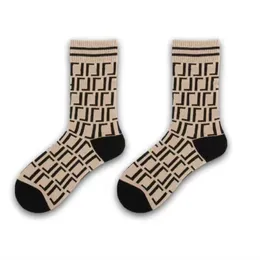 Мужские носки дизайнерские носки женщины мужчины носки хлопковые классические буквы с лодыжкой дышащие черно-белые смешивание футбольного баскетбола спортивная одежда