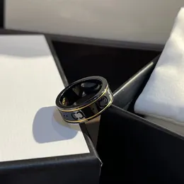 خاتم مصممي Luxurys بحروف واضحة صنعة دقيقة كاملة الشخصية مجوهرات خطوبة ذهبية وفضية لحفلات الزفاف خواتم للزوجين للنساء لطيفة