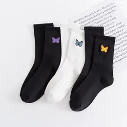 Mulheres meias 2022 animal borboleta simples tripulação bordado algodão preto e branco esportes
