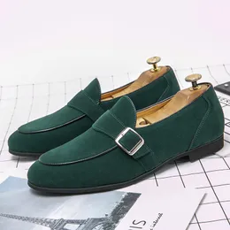 Colorido mocassins sólidos homens elegantes sapatos faux camurça fivela de fivela de cabeça redonda um pedal negócio casual casual boate festa diariamente 40