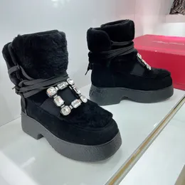 Mit Lammfell gefütterte Wildleder-Stiefeletten, Muffin-Plateau-Absätze, zum Hineinschlüpfen, Schneestiefel mit Hardware-Schnalle, weiche und verdickte Sohle, Luxus-Designer-Schuhe, Stiefeletten aus der Fabrik, Schuhe