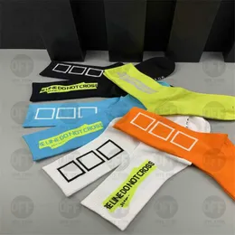 2021 Tasarımcılar Erkek Kadın Çorapları Beş Lüks Spor Kış Örgü Mektubu Baskılı Markalar Pamuklu Erkek Femal Çorap Kutulu Set Hediye ES3623