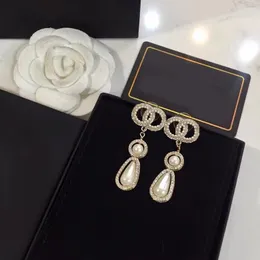 Designer di lusso Moda Orecchini pendenti con lampadario Placcato oro 18 carati Perle Diamanti Orecchini pendenti in resina Regali per feste di nozze da donna Gioielli con scatola